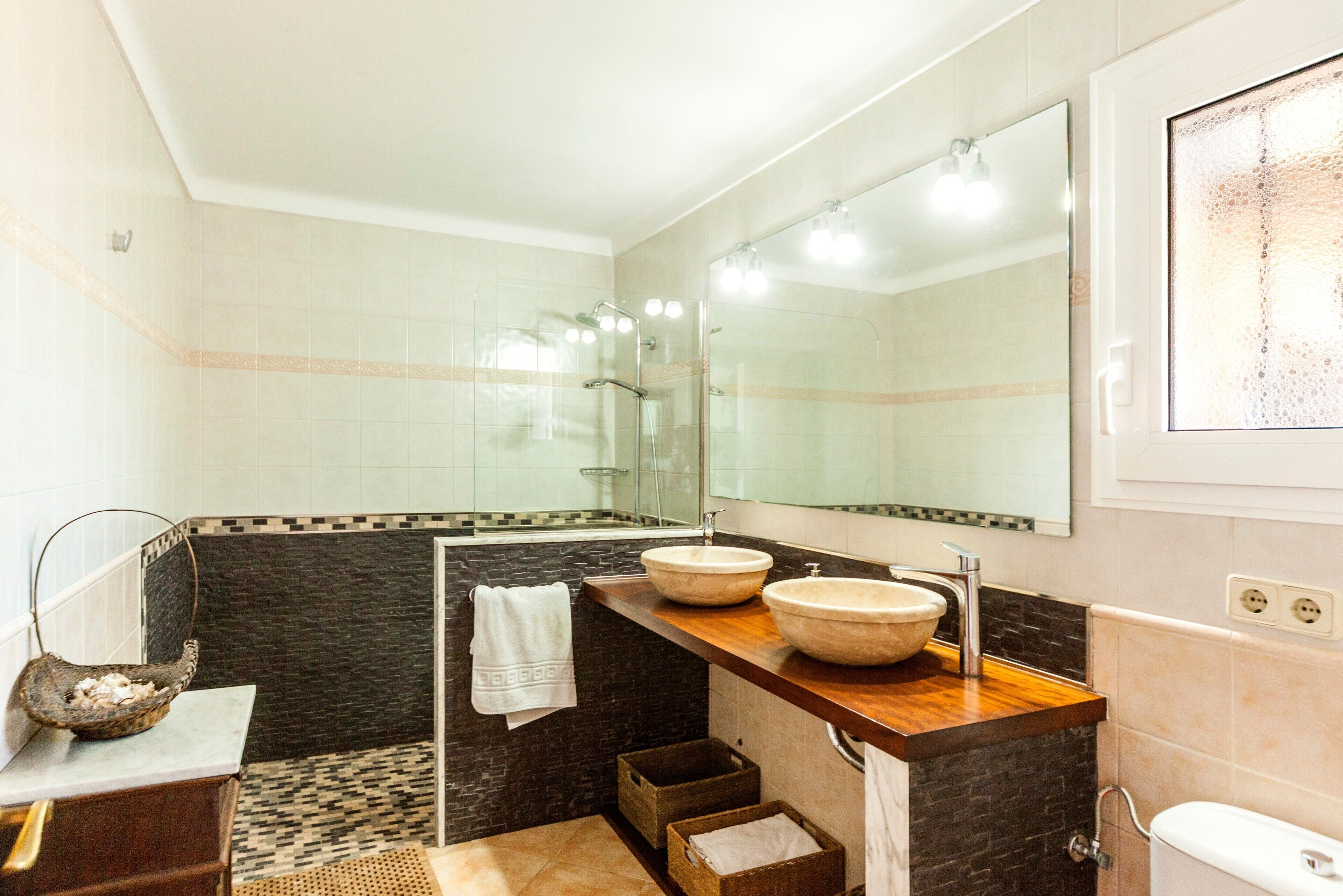 Douche, sèche-cheveux, serviettes fournies