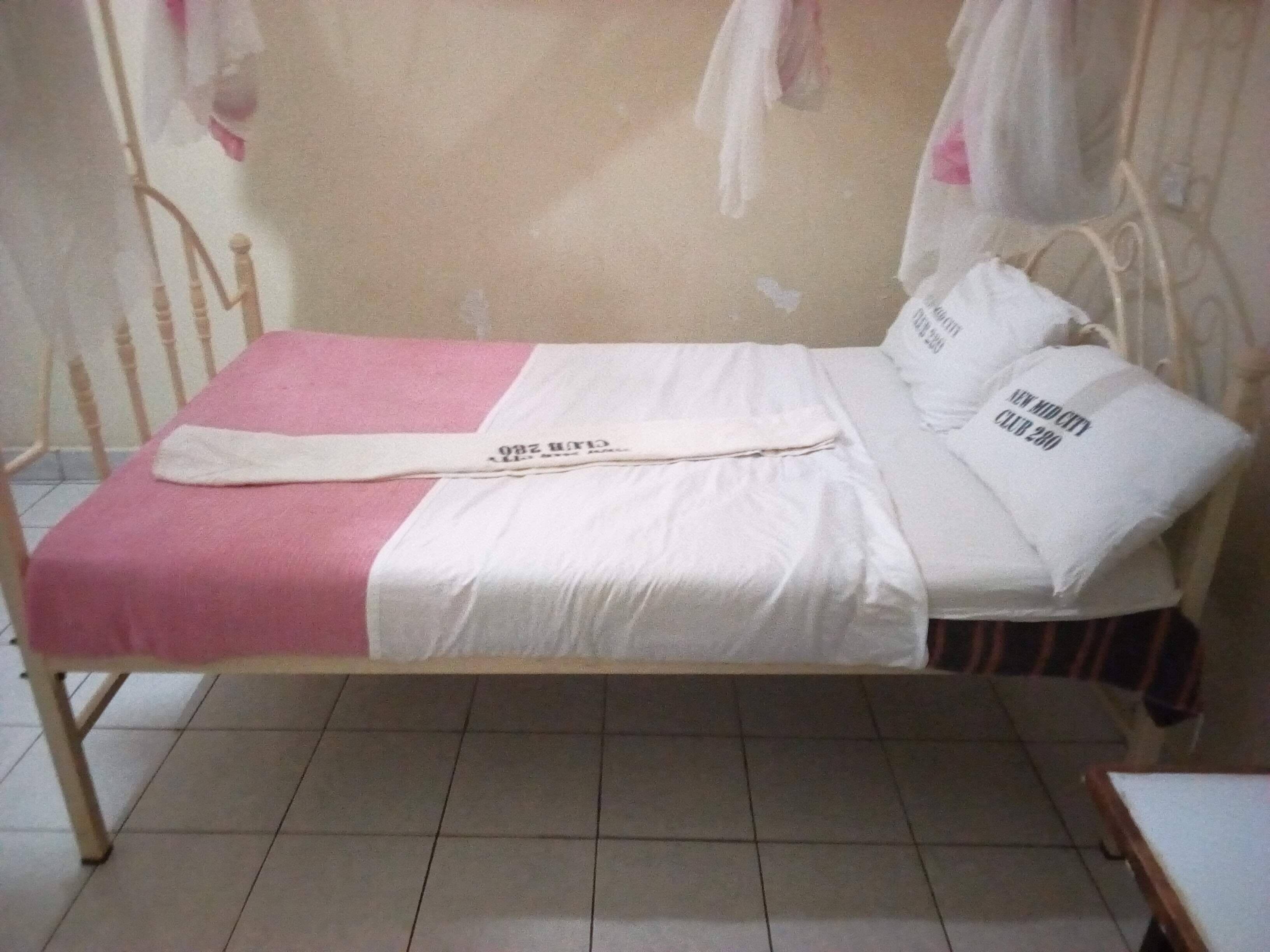 Double Room | Desk, free WiFi, bed sheets