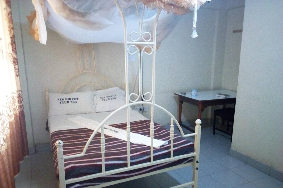 Doppelzimmer zur Einzelnutzung | Schreibtisch, kostenloses WLAN, Bettwäsche