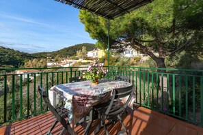 Outdoor dining - Idyllic Holiday Apartment "Simona" near the Beach with Terrace and Wi-Fi (Fetovaia)