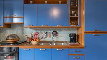 Refrigerador, horno, parrilla de estufa y cafetera y tetera