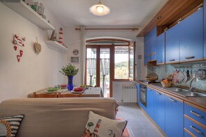 Frigorifero, forno, piano cottura, macchina per tè/caffè