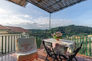 Outdoor dining - Idyllic Holiday Apartment "Simona" near the Beach with Terrace and Wi-Fi (Fetovaia)