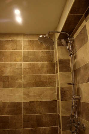 Badewanne, kostenlose Toilettenartikel, Handtücher
