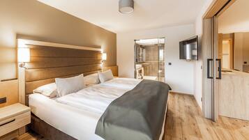Hypo-allergenic bedding, in-room safe, blackout curtains, soundproofing