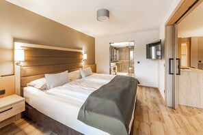 Ropa de cama hipoalergénica y caja de seguridad en la habitación 