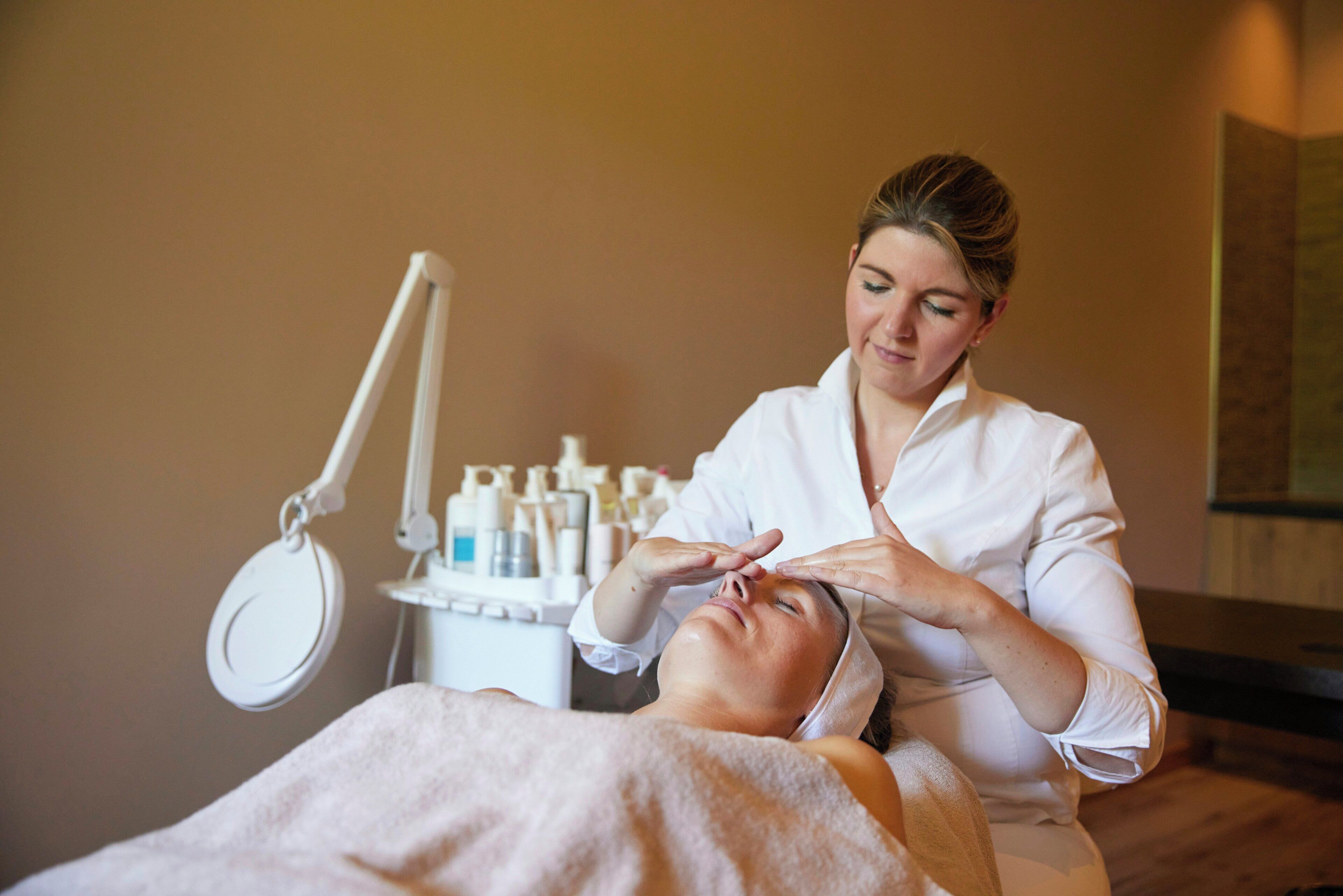Sauna, Dampfbad, Körperbehandlungen, Hydrotherapie, Warmsteinmassagen