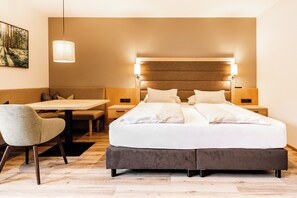 Roupas de cama antialérgicas, cofres nos quartos, cortinas blackout