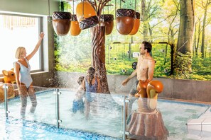 Innenpool, 2 Außenpools, Sonnenschirme, Liegestühle