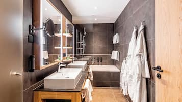Roupas de cama antialérgicas, cofres nos quartos, cortinas blackout