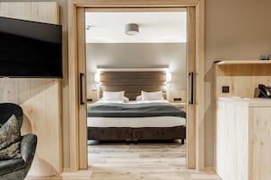 Ropa de cama hipoalergénica y caja de seguridad en la habitación