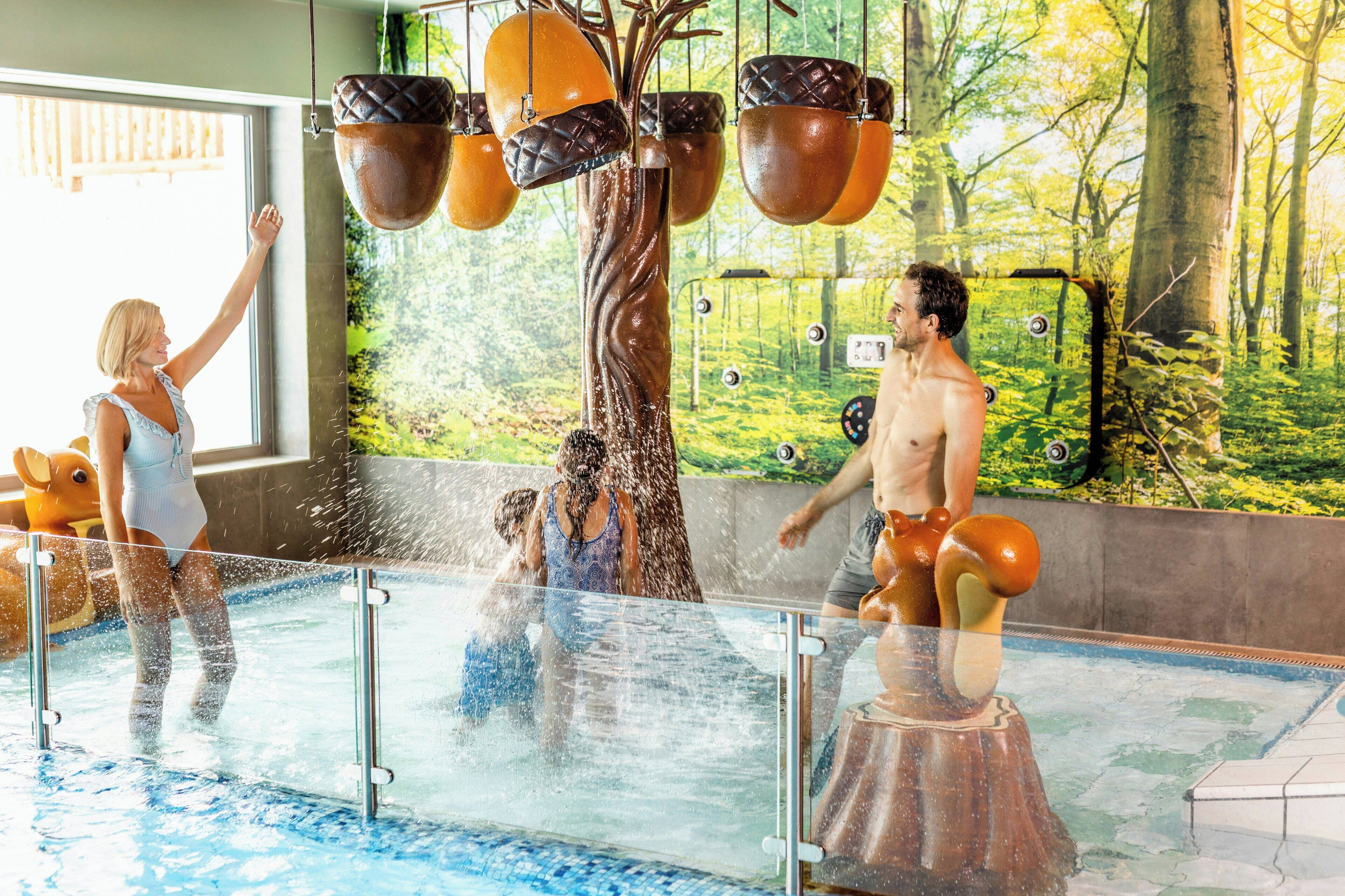 Piscina interna, 2 piscinas externas, guarda-sóis, espreguiçadeiras
