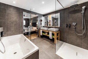 Kostenlose Toilettenartikel, Haartrockner, Bademäntel, Hausschuhe