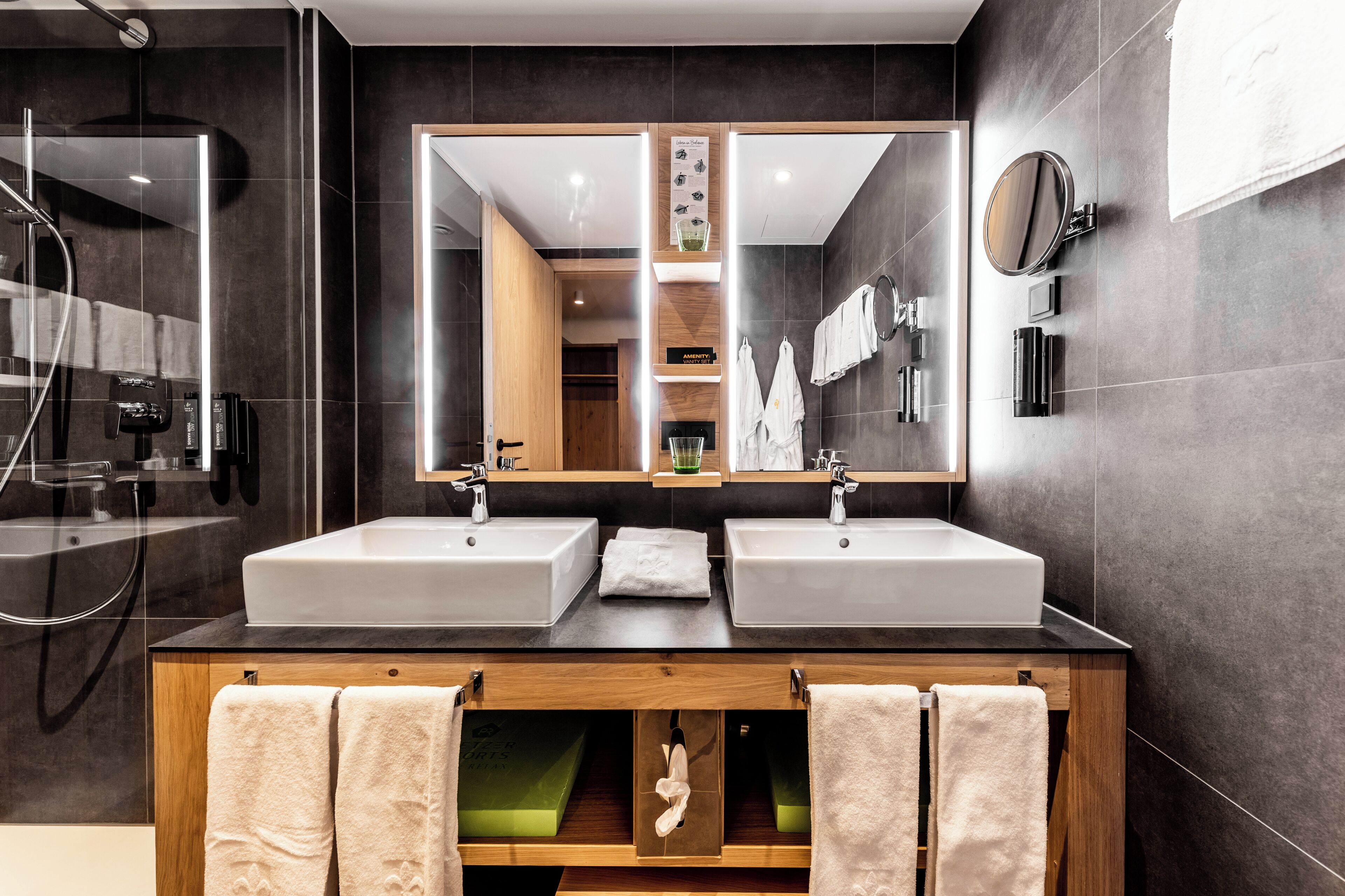 Room (Wendelstein) | Bathroom | Free toiletries, hair dryer, bathrobes, slippers
