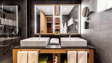 Room (Wendelstein) | Bathroom | Free toiletries, hair dryer, bathrobes, slippers