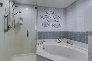 Shower, jetted bath, hair dryer, towels - 6204 Hampton Place - Oceanfront Views, Pool, Spa & So Much More! (Hilton Head Island)