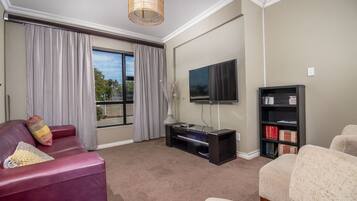 Familjerum | Vardagsrum | 41-tums platt-tv med kabelkanaler, tv och leksaker