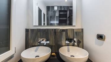 Een douche, een haardroger, een bidet