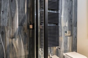 Dusj, hårføner og bidé