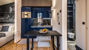 Een knus woongedeelte met een kitchenette, een eethoek en een badkamer.