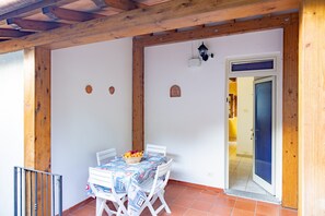 Outdoor dining - Apartment "Simona Vista Mare" near the Beach with Terrace, Air Conditioning and Wi-Fi (Fetovaia)