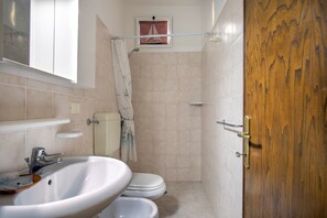 Regadera, amenidades de baño gratuitas, toallas 