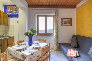 Dining - Apartment "Simona Vista Mare" near the Beach with Terrace, Air Conditioning and Wi-Fi (Fetovaia)