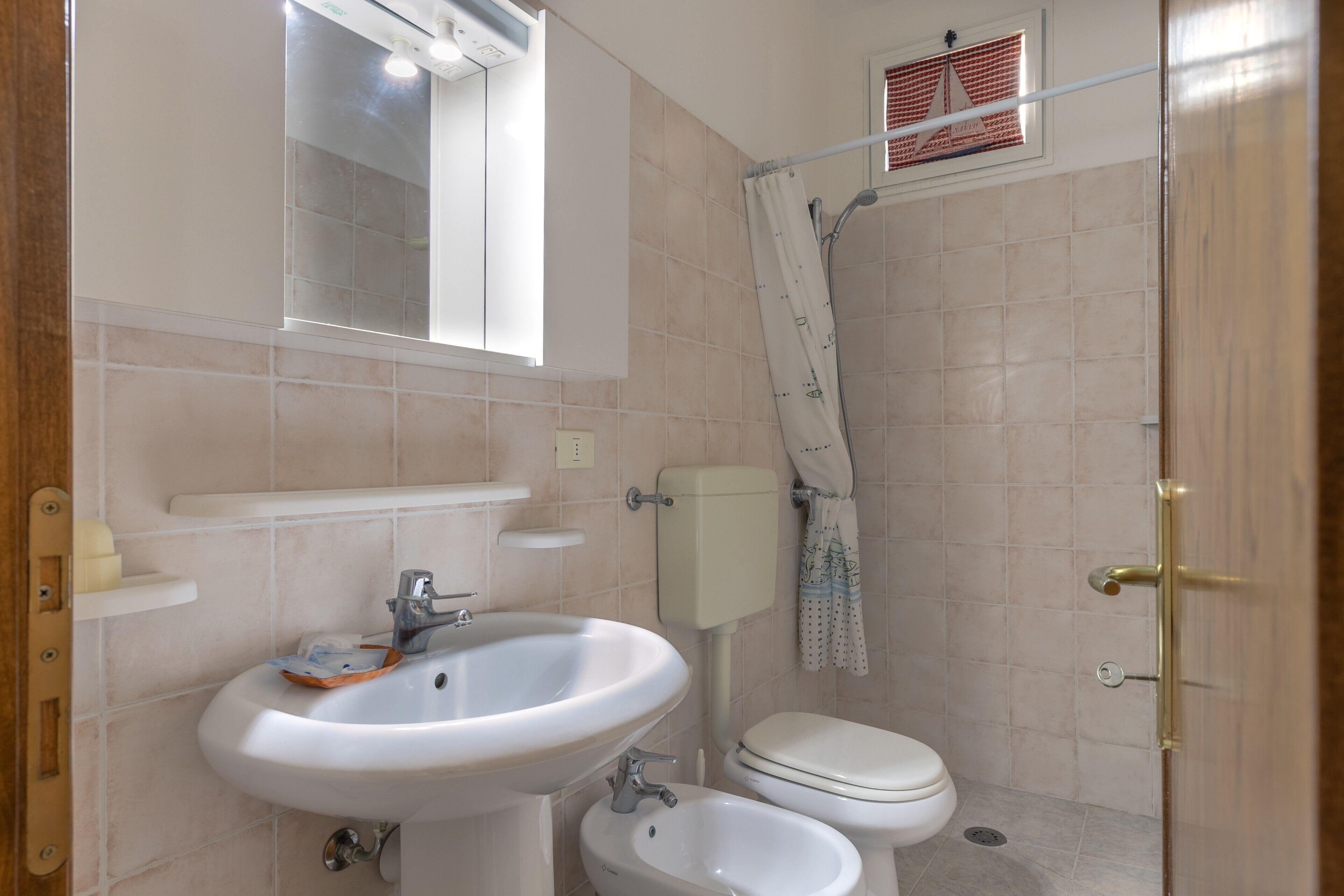 Shower, free toiletries, towels