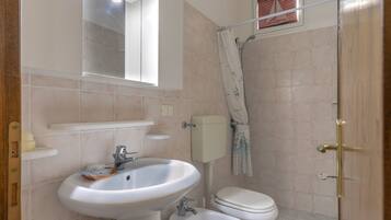 Shower, free toiletries, towels