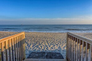 On the beach - Oceanfront Condo with amazing views of The Atlantic (North Topsail Beach)