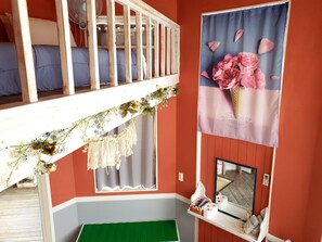 Condo, 1 giường đôi (Water Lily) | Khu phòng khách | TV màn hình phẳng 60-inch có truyền hình cáp, TV, sàn nhà có sưởi 