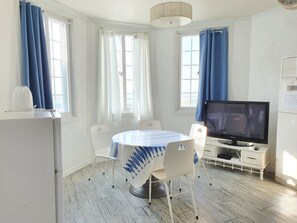 Condo, 2 giường đôi (Hyacinth) | Khu vực ăn uống tại phòng