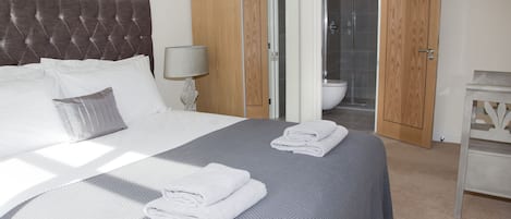 4 habitaciones, escritorio, tabla de planchar con plancha y wifi gratis