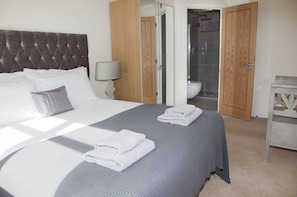 4 bedrooms, desk, iron/ironing board, free WiFi