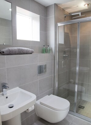 Combined shower/bathtub, towels, soap, toilet paper - Superior deluxe 3 /4 bedroom house (Harrogate)