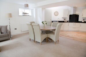 Dining - Superior deluxe 3 /4 bedroom house (Harrogate)