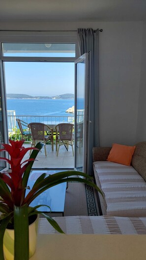 Apartamento (Two-Bedroom Apartment with Balcony) | Sala de estar | Una televisión