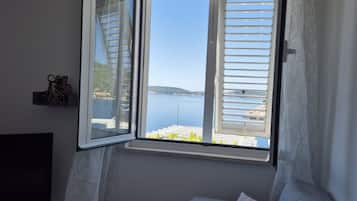 Apartment (One-Bedroom Apartment with View) | Wohnzimmer | Fernseher