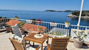 Apartment (One-Bedroom Apartment with View) | Terrace/patio