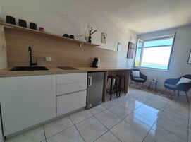 Estúdio (Studio with Sea View (2 Adults)) | Cozinha privada | Geladeira