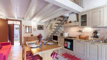 Køleskab, mikrobølgeovn, ovn, kogeplade