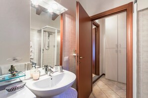 Shower, hair dryer, towels - Holiday Apartment "Rosalba" At the Foot of Monte Baldo with Balcony and Views (Ferrara Monte Baldo)