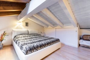 1 bedroom, free WiFi, bed sheets - Holiday Apartment "Rosalba" At the Foot of Monte Baldo with Balcony and Views (Ferrara Monte Baldo)