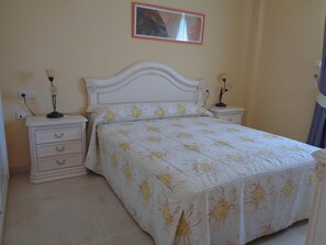 2 slaapkamers, een strijkplank/strijkijzer, internet, beddengoed