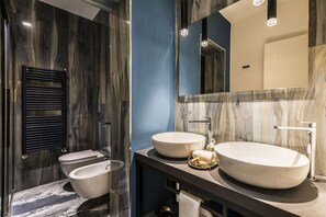 Douche, sèche-cheveux, bidet