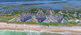 ウェットバーを完備したオーシャンフロントの素晴らしい景色