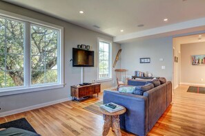 Smart TV, offices - Soundfront Home with Old World Charm! Claw foot tub, private dock (Topsail Beach)