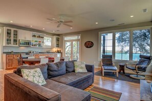 Smart TV, offices - Soundfront Home with Old World Charm! Claw foot tub, private dock (Topsail Beach)
