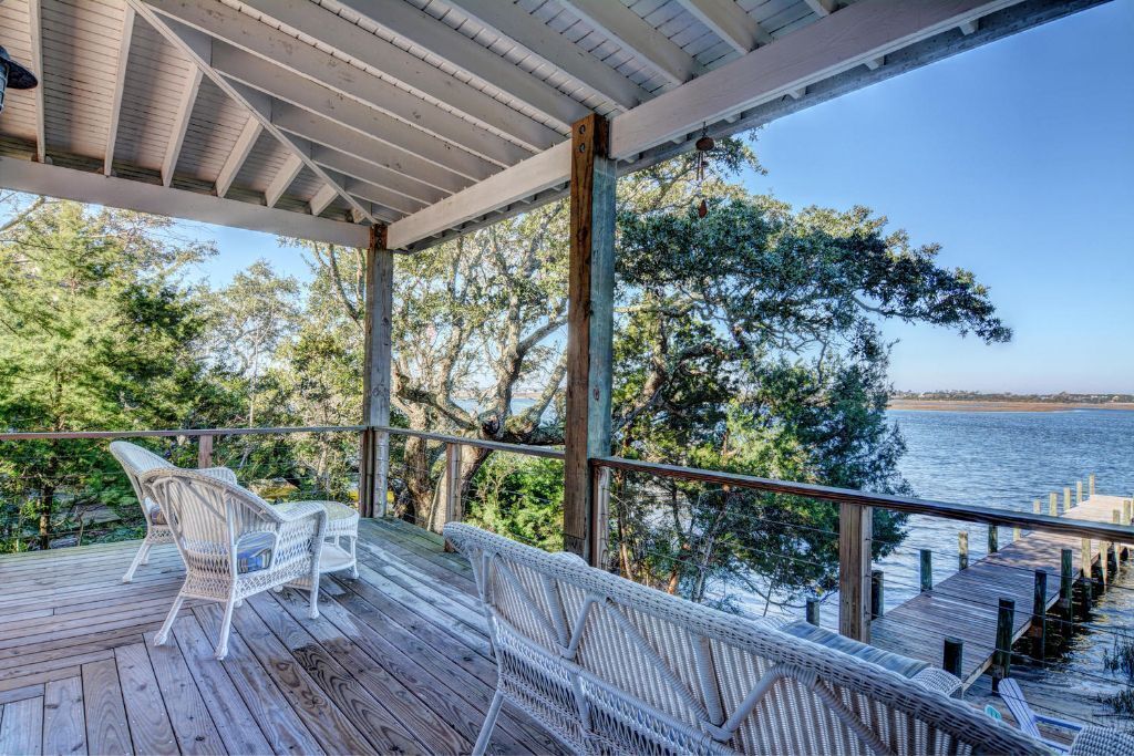 Soundfront Home with Old World Charm! Claw foot tub, private dock
