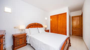 3 室のベッドルーム、アイロン / アイロン台、WiFi (無料)、ベッドシーツ